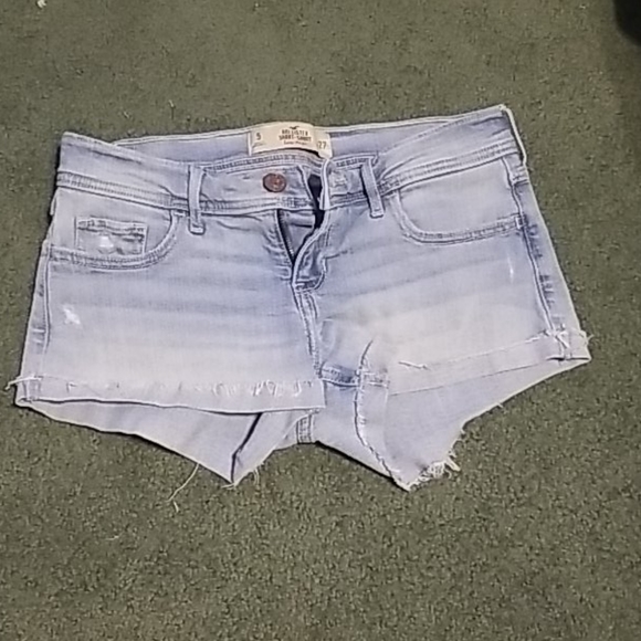 *SOLD* HOLLISTER Jean Shorts -- lightly distressed - Picture 1 of 3